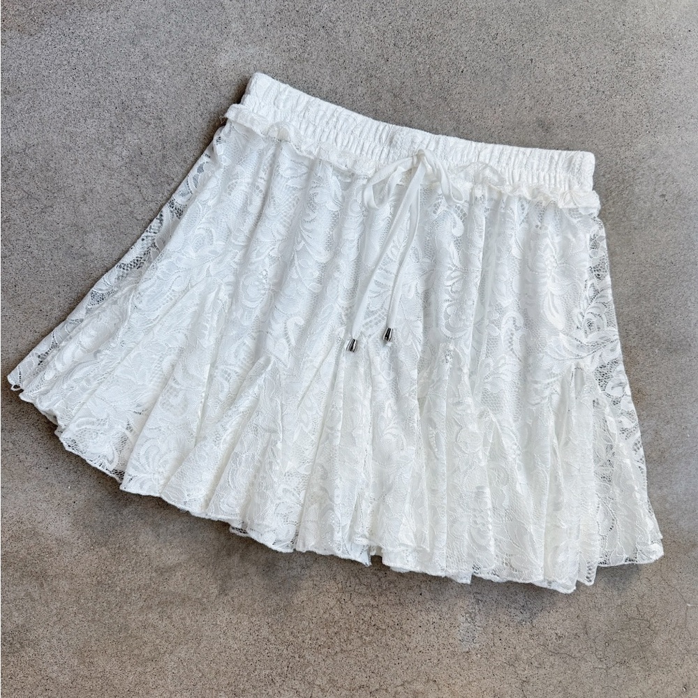 Main Strip White Ruffle Lace Mini Skirt
